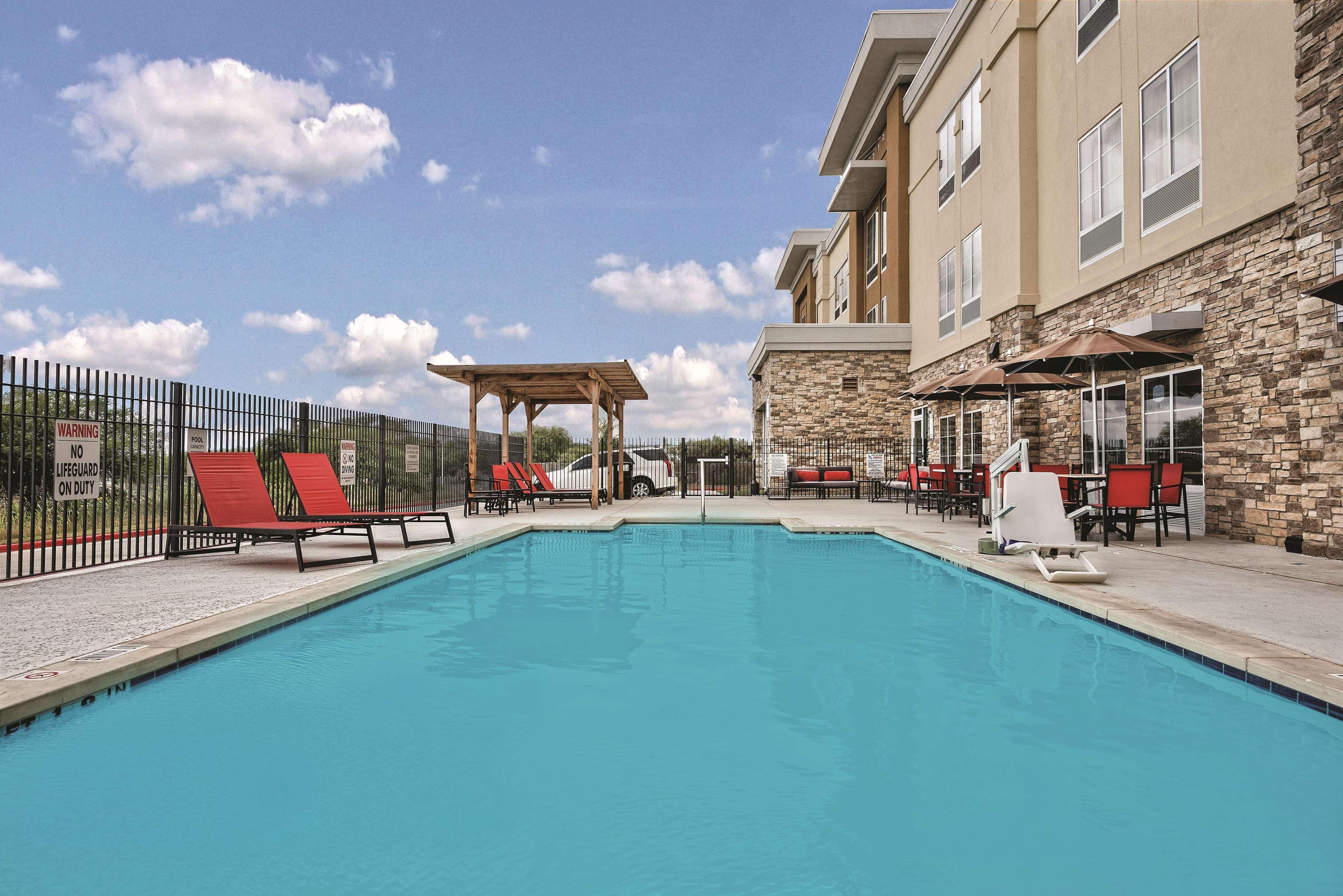 La Quinta By Wyndham San Antonio By Frost Bank Center Hotel Exterior photo