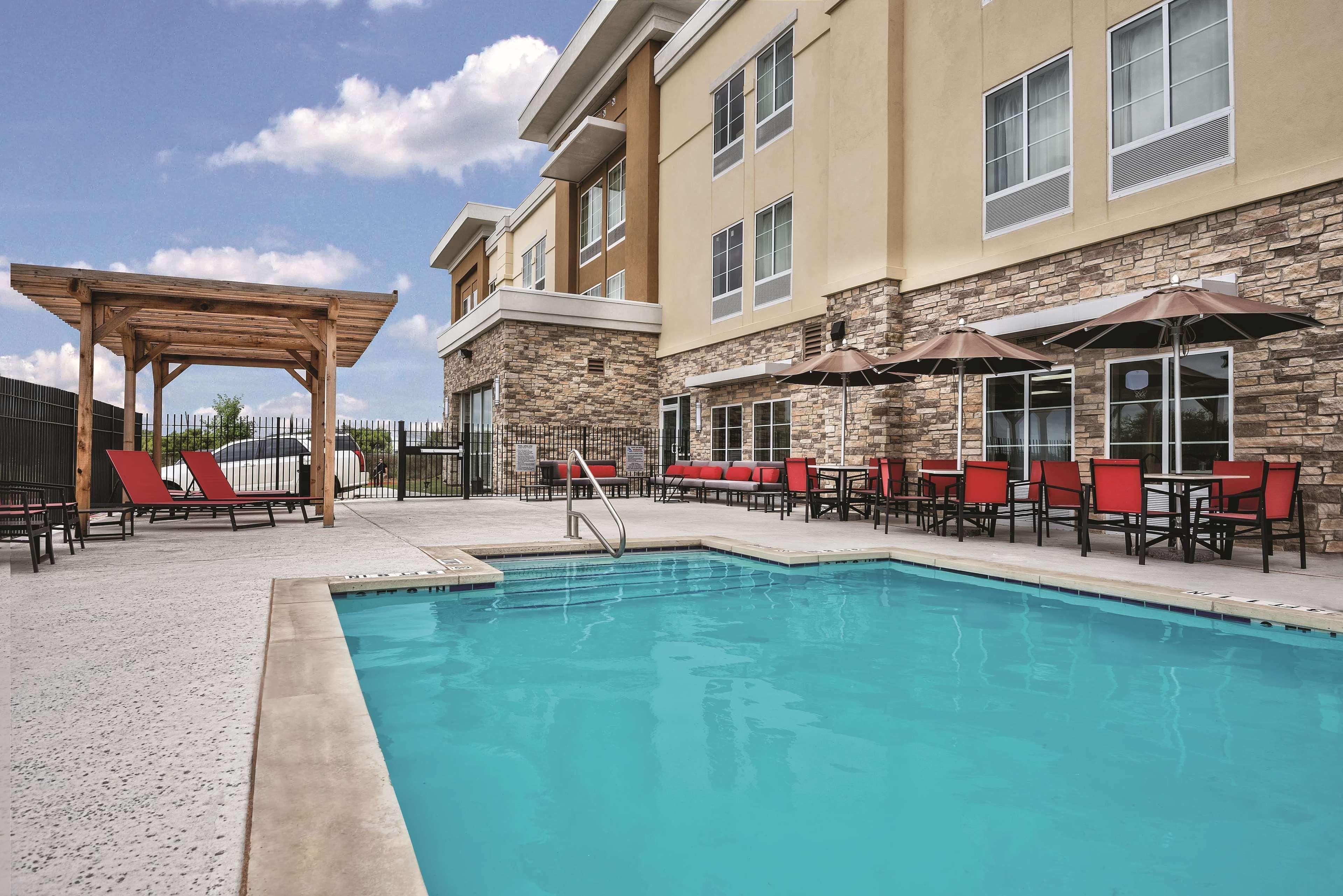 La Quinta By Wyndham San Antonio By Frost Bank Center Hotel Exterior photo