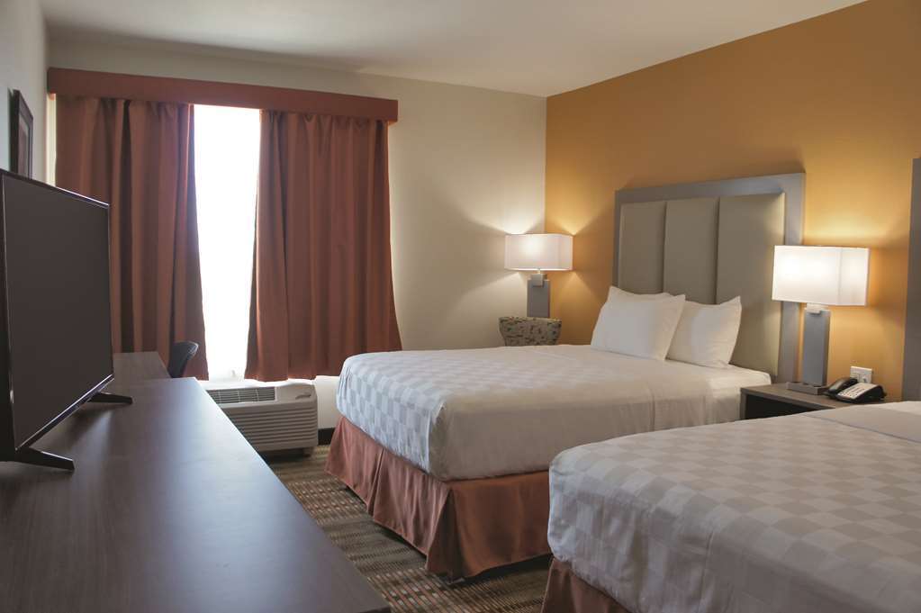 La Quinta By Wyndham San Antonio By Frost Bank Center Hotel Room photo