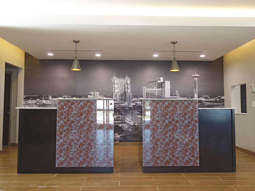 La Quinta By Wyndham San Antonio By Frost Bank Center Hotel Interior photo